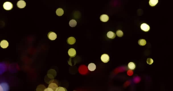 Unscharfer Hintergrund der nächtlichen Weihnachtsbeleuchtung am Neujahrs- und Christkindlmarkt. Konzept für Weihnachtsferien. - Filmmaterial, Video