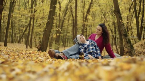 Creare ricordi: madre e figlio trovano gioia in ogni altra compagnia in un picnic autunnale. Filmati 4k di alta qualità - Filmati, video