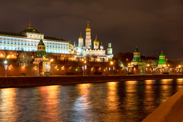 Vista do Kremlin de Moscou do rio Moscou à noite. Rússia
 - Foto, Imagem
