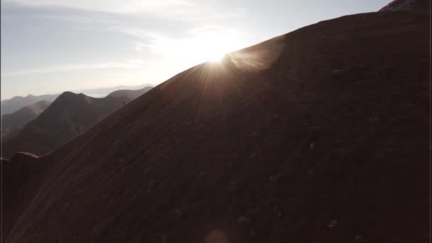 Spectaculaire luchtfoto schot op Sgurr a'Mhaim berg, Schotse Hooglanden - Video