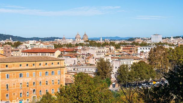 Antik kilisenin kubbeleri Roma 'daki yedi tepenin birinden görüldü. - Fotoğraf, Görsel