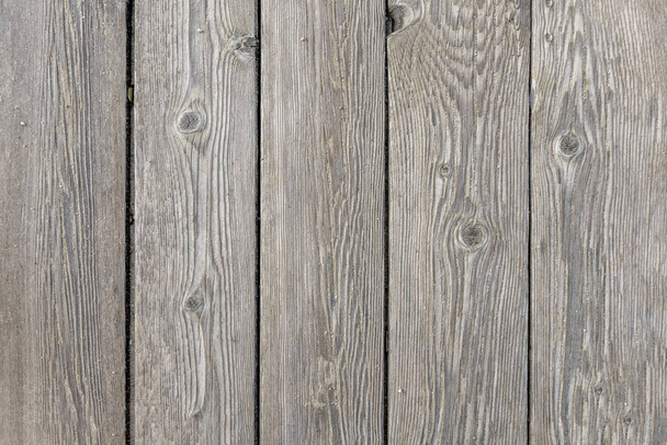 Un pavimento in legno non verniciato con granelli di sabbia sulla superficie - Foto, immagini