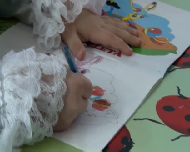 dziecko rysuje na papierze - Materiał filmowy, wideo