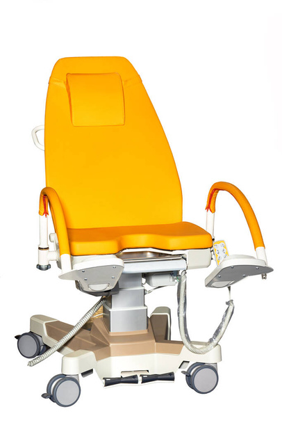 Sedia ginecologica con schienale regolabile, rivestimento arancione e pannello di controllo. Isolato su bianco. - Foto, immagini