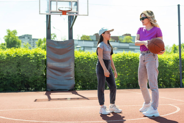 Mother and daughter playing basketball. - Photo, Image