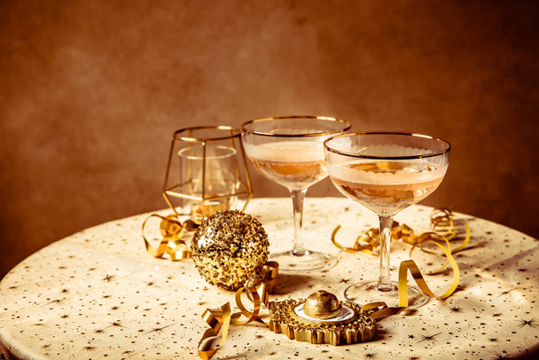 Szczęśliwego Nowego Roku, dwa kieliszki szampana, serpentyny i ozdoby - Zdjęcie, obraz