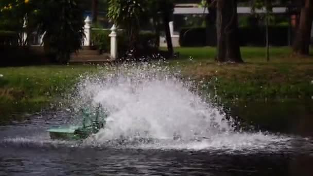 Turbina de agua en el lugar de la piscina naturaleza - Imágenes, Vídeo