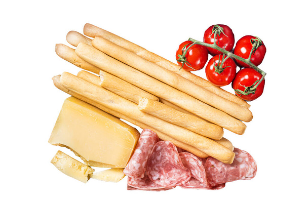 Appetizer schotel met grissini brood sticks, salami, tomaat en parmezaanse kaas. Geïsoleerde, witte achtergrond - Foto, afbeelding
