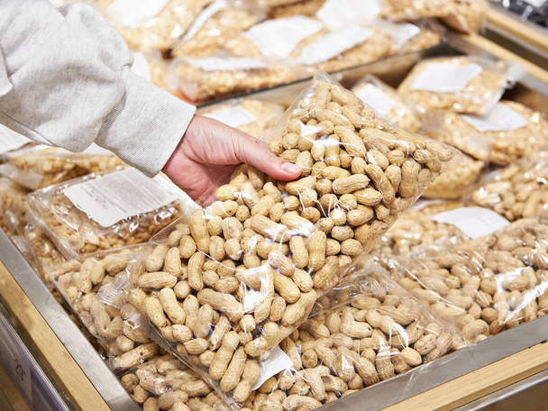 Buyer with peanuts in the store - Foto, Bild