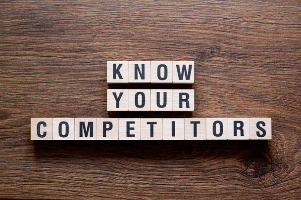 Γνωρίστε τους ανταγωνιστές σας - έννοια λέξη για τα δομικά στοιχεία, κείμενο, γράμματα - Φωτογραφία, εικόνα