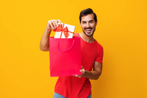 Lifestyle Mann Client Shopper Frauen präsentieren Urlaub isoliert Mode Paketverkauf kaufen Shop Geschenktüte Geschäft Tag gelb Hintergrund Kauf glücklich Überraschung Rabatt - Foto, Bild