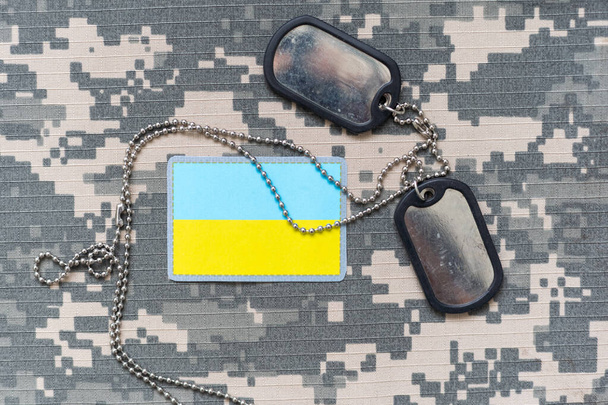 Vojenské ID značky a náplast na pixel ukrajinské maskování, detailní žádné války. Kvalitní fotografie - Fotografie, Obrázek