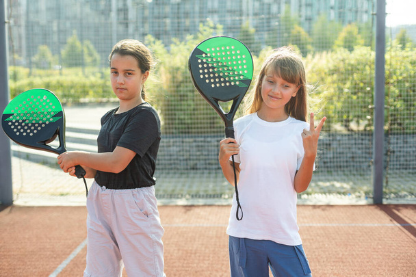 Pieni tyttö pelaa meloa tennistä. Laadukas kuva - Valokuva, kuva