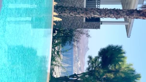 Vue sur la piscine à débordement à la villa de luxe station balnéaire, eau calme cristalline bleue et détente estivale, vidéo ralenti - Séquence, vidéo