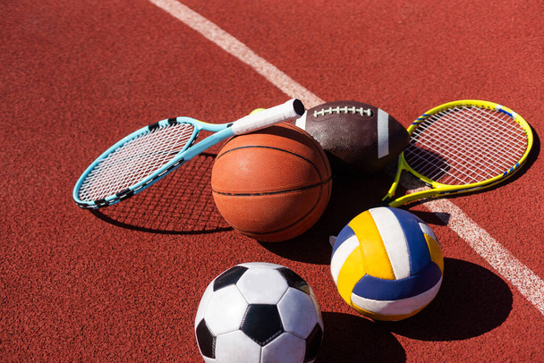 Spor aletleri, futbol topları ve tenis raketleri.. - Fotoğraf, Görsel