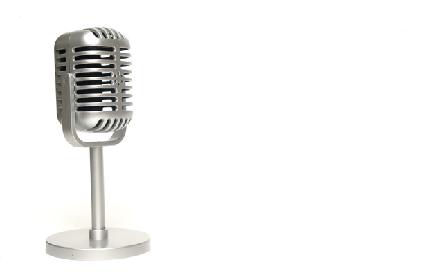 Ein Bild des klassischen monochromen Mikrofons auf isoliertem Kopierraum weißem Hintergrund - Foto, Bild
