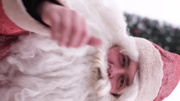 Ritratto di Babbo Natale americano che dà un pollice in su. Video verticale. - Filmati, video