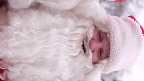 Портрет бородатого старого Діда Мороза. Вертикальне відео. - Кадри, відео
