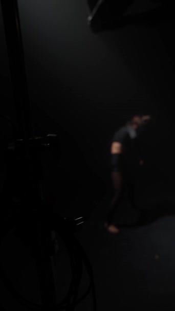 No estúdio, o professor de coreografia demonstra sua rotina de dança contemporânea. Imagens 4k de alta qualidade - Filmagem, Vídeo