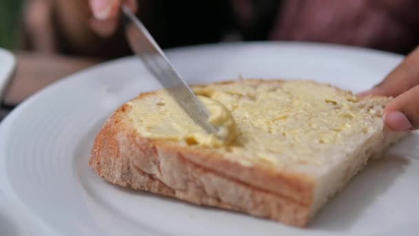 gros plan de beurre étalé sur un pain . - Séquence, vidéo