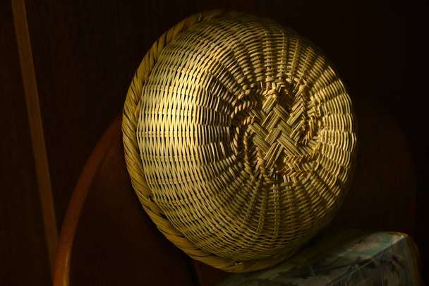  Japońska wycieczka. Japoński ręcznie robione tradycyjne rzemiosła. Robię bambusową colandrę. Katsuyama, Fujikawaguchiko Town, prefektura Yamanashi. - Zdjęcie, obraz