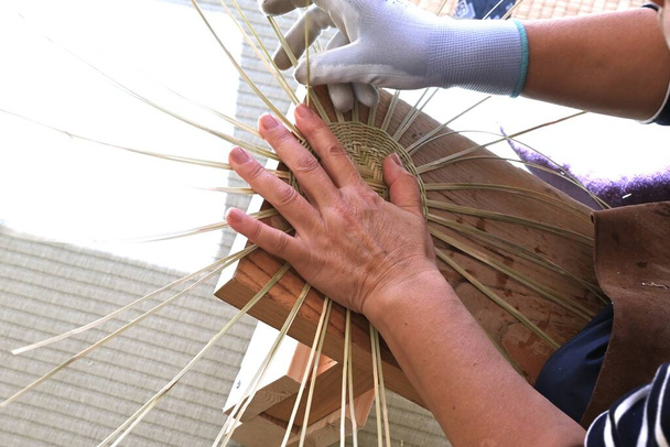  Japan-Rundreise. Traditionelles japanisches Handwerk in Handarbeit. Herstellung von Bambussieb. Katsuyama, Stadt Fujikawaguchiko, Präfektur Yamanashi. - Foto, Bild