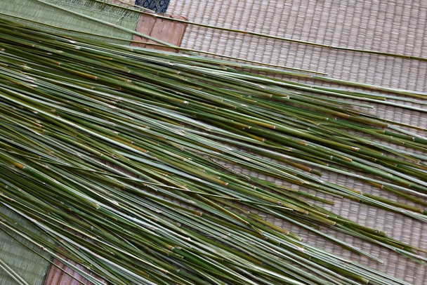  Japan sightseeing trip. Japanse handgemaakte traditionele ambachten. Ik maak bamboe vergiet. Katsuyama, Fujikawaguchiko Stad, prefectuur Yamanashi. - Foto, afbeelding