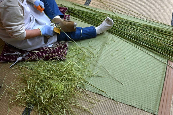  Japan-Rundreise. Traditionelles japanisches Handwerk in Handarbeit. Herstellung von Bambussieb. Katsuyama, Stadt Fujikawaguchiko, Präfektur Yamanashi. - Foto, Bild