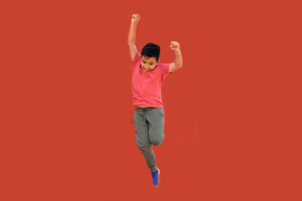 9-річний латиноамериканський хлопчик стрибає і грає під час фізичної активності, щоб схуднути і поліпшити своє здоров'я - Фото, зображення