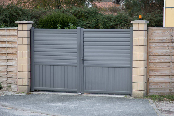 puerta corredera gris puerta doble de acero gran valla de portal de metal gris en la calle casa moderna - Foto, Imagen