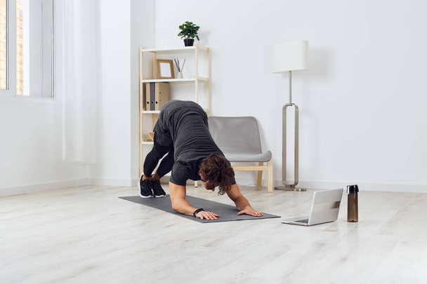 mies urheilullinen koti sisäuima terveys liikunta huone lattia elämäntapa kunto tekniikka liikunta venyttely urheilija hyvinvointi talon toimintaa lihaksikas henkilö terve - Valokuva, kuva