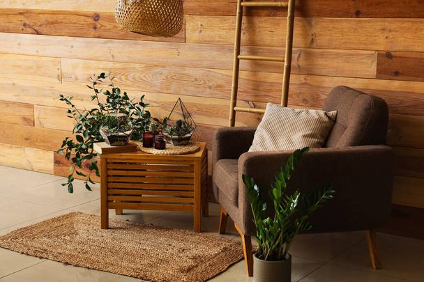Интерьер гостиной с флорариями и креслом - Фото, изображение