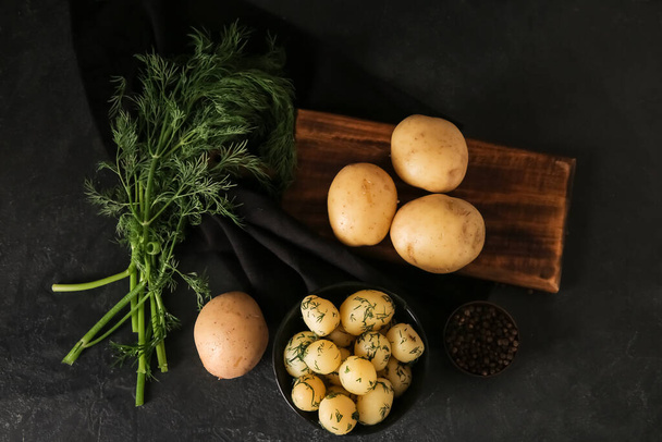 Bol avec pommes de terre bébé bouillies sur fond noir - Photo, image