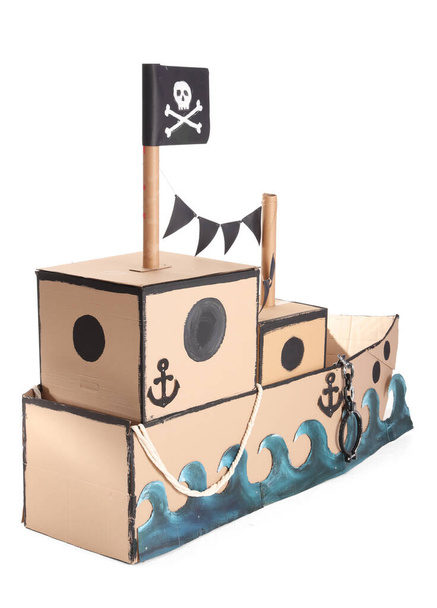 Пиратский картонный корабль на белом фоне - Фото, изображение