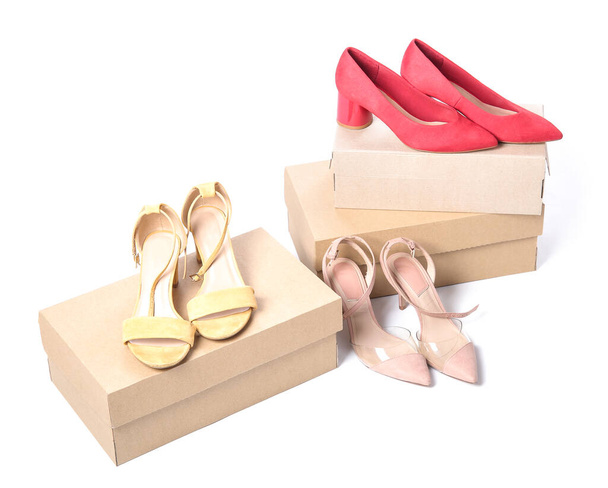 Cajas de cartón con elegantes zapatos femeninos aislados sobre fondo blanco - Foto, Imagen