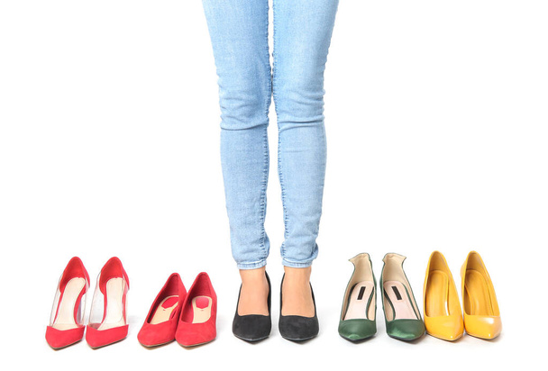 白い背景に異なる靴を持つ女性 - 写真・画像