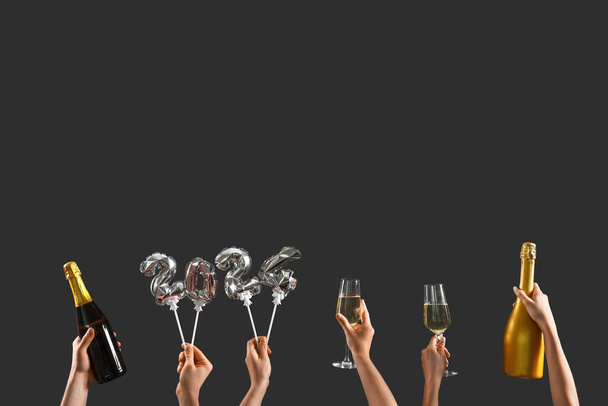 2024 figürlü insanlar ve karanlık arka planda şampanya. Yeni yıl kutlaması - Fotoğraf, Görsel