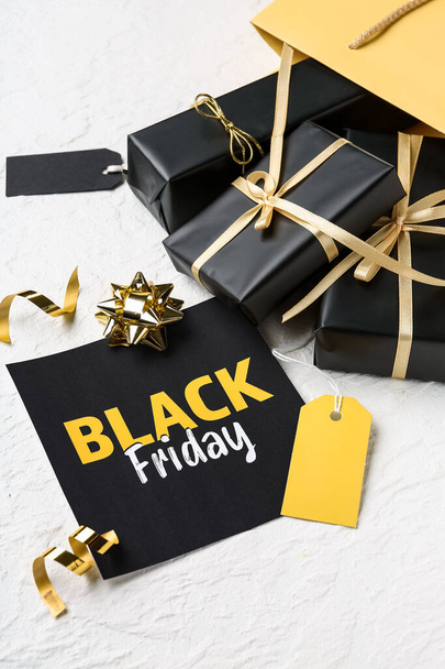 Shopping bag con scatole regalo e Black Friday vendita card su sfondo bianco grunge - Foto, immagini