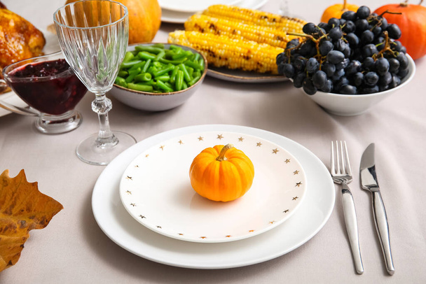 Накрытие праздничного стола с тыквой на День Благодарения, крупным планом - Фото, изображение