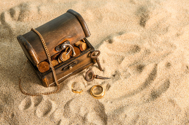 Vanha arkku aarteita ja avaimet hiekalla - Valokuva, kuva