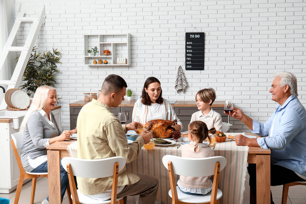 Şükran Günü 'nde mutlu bir aile şenlik masasında yemek yiyor. - Fotoğraf, Görsel
