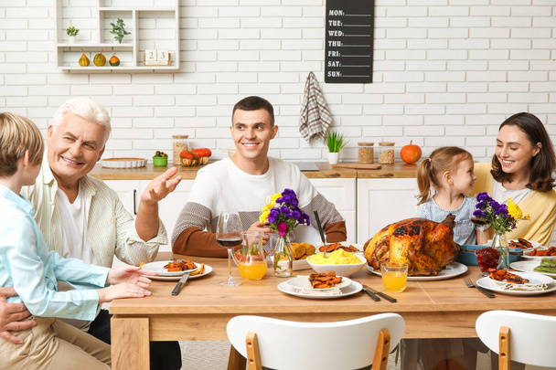 Heureuse famille dînant à table festive le jour de Thanksgiving - Photo, image