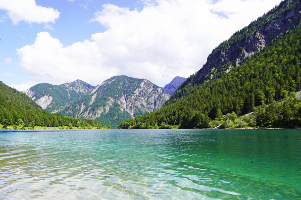 Krajina na Plansee v Tyrolsku, Rakousko. Tyrkysově zbarvené jezero s okolní krajinou a horami. - Fotografie, Obrázek
