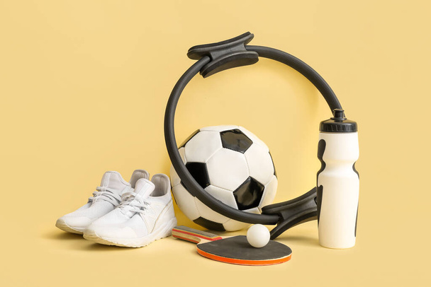 Różny sprzęt sportowy na żółtym tle - Zdjęcie, obraz