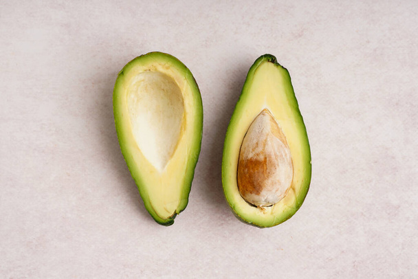 Helften van verse rijpe avocado op witte achtergrond - Foto, afbeelding