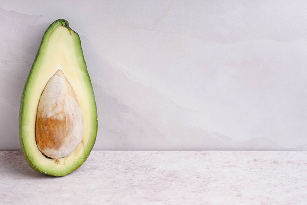 Metà di avocado fresco maturo su sfondo bianco
 - Foto, immagini