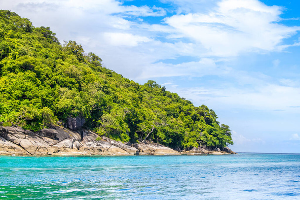 Красивий панорамний тропічний ландшафт Сіміланських островів в Таїланді - найвідоміші острови з видом на рай і снорклінг і дайвінг  - Фото, зображення
