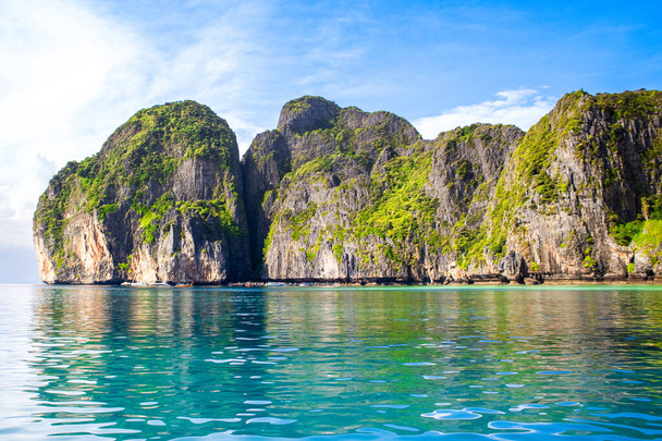 タイのピピ島のマヤ湾の美しい熱帯風景 パラダイスビュー,砂浜,緑の岩で最も有名な場所の一つ  - 写真・画像