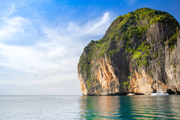 Piękny tropikalny krajobraz Zatoki Majów na Wyspach Phi Phi w Tajlandii - jedno z najbardziej znanych miejsc z widokiem na raj, piaszczysta plaża i zielone skały  - Zdjęcie, obraz