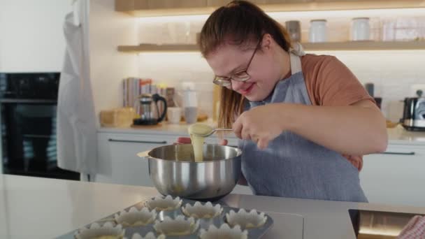 Una donna con la sindrome di Down che prepara cupcake fatti in casa. Girato con telecamera ad elio rosso in 8K.     - Filmati, video